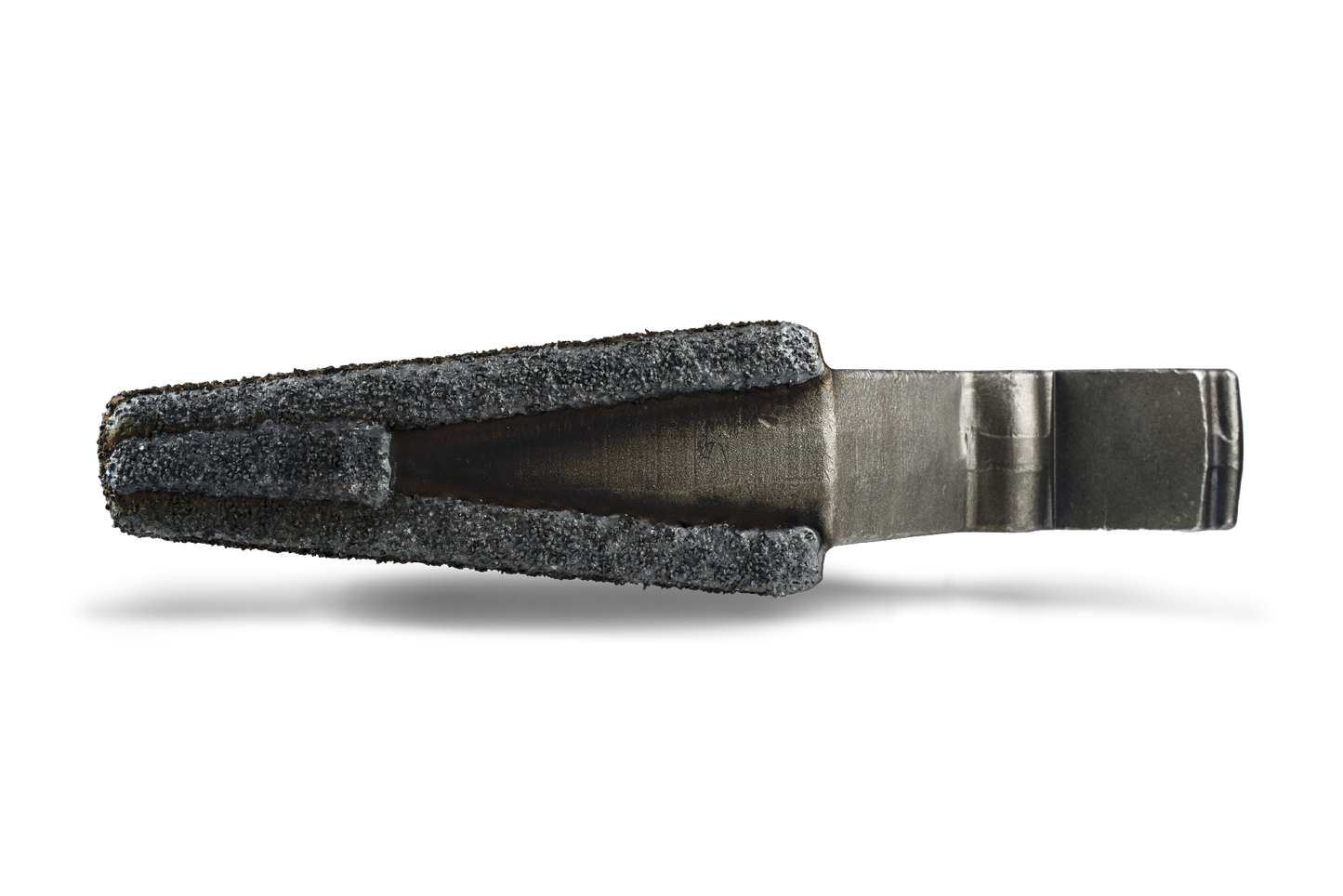 Przeciwnóż HRT® pasujący do szybkoobrotowych rozdrabniaczy Doppstadt i Terex (pasujący do starych serii AK i TBG) z osłoną WearShield® wokół całego przeciwnoża.