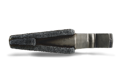 Przeciwnóż HRT® pasujący do szybkoobrotowych rozdrabniaczy Doppstadt i Terex (pasujący do starych serii AK i TBG) z osłoną WearShield® wokół całego przeciwnoża.