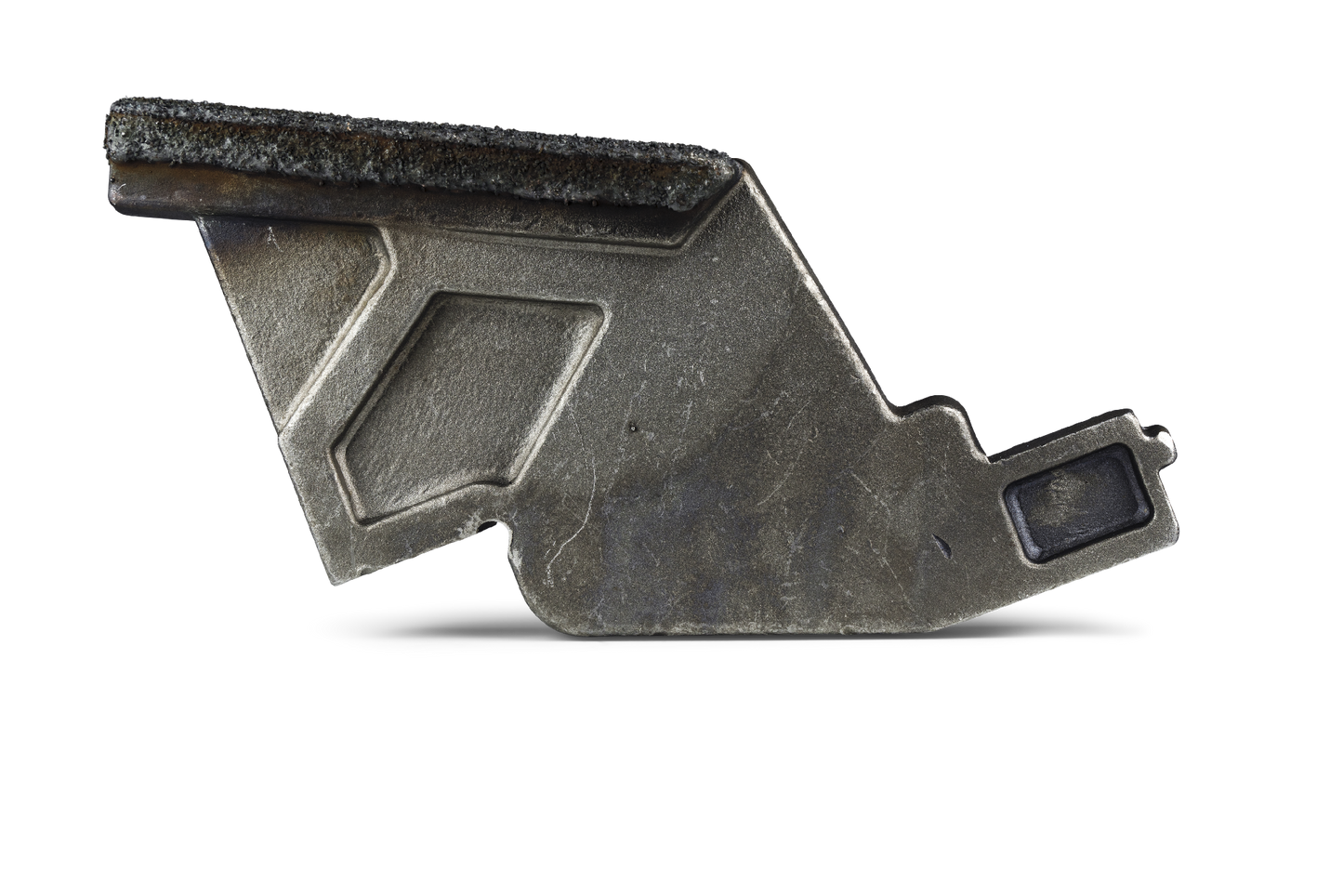 Przeciwnóż HRT® pasujący do szybkoobrotowych rozdrabniaczy Doppstadt i Terex (pasujący do starych serii AK i TBG) z osłoną WearShield® wokół całego przeciwnoża.