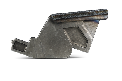 Przeciwnóż HRT® pasujący do szybkoobrotowych rozdrabniaczy Doppstadt i Terex (pasujący do starych serii AK i TBG) z osłoną WearShield® wokół całego przeciwnoża.