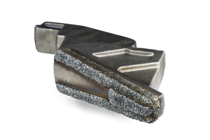 Przeciwnóż HRT® pasujący do szybkoobrotowych rozdrabniaczy Doppstadt i Terex (pasujący do starych serii AK i TBG) z osłoną WearShield® wokół całego przeciwnoża.