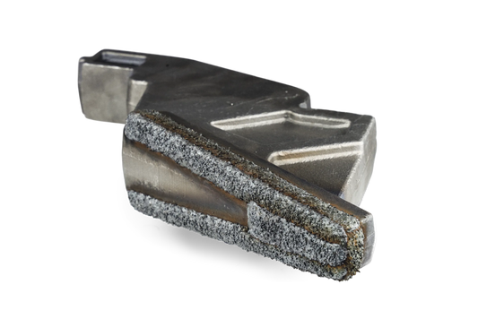 Przeciwnóż HRT® pasujący do szybkoobrotowych rozdrabniaczy Doppstadt i Terex (pasujący do starych serii AK i TBG) z osłoną WearShield® wokół całego przeciwnoża.